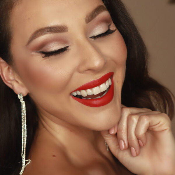 Dlouhotrvající rtěnka "CLASSIC RED"